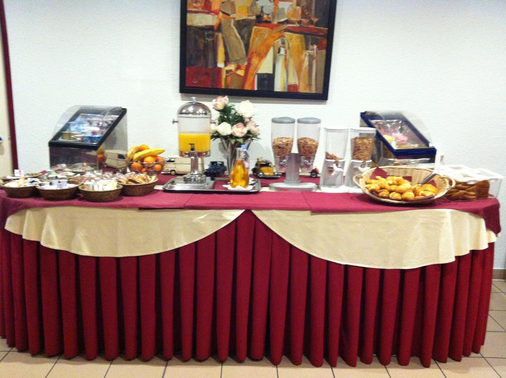 Comfort Hotel Poissy Technoparc Εξωτερικό φωτογραφία