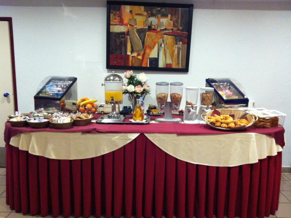Comfort Hotel Poissy Technoparc Εξωτερικό φωτογραφία