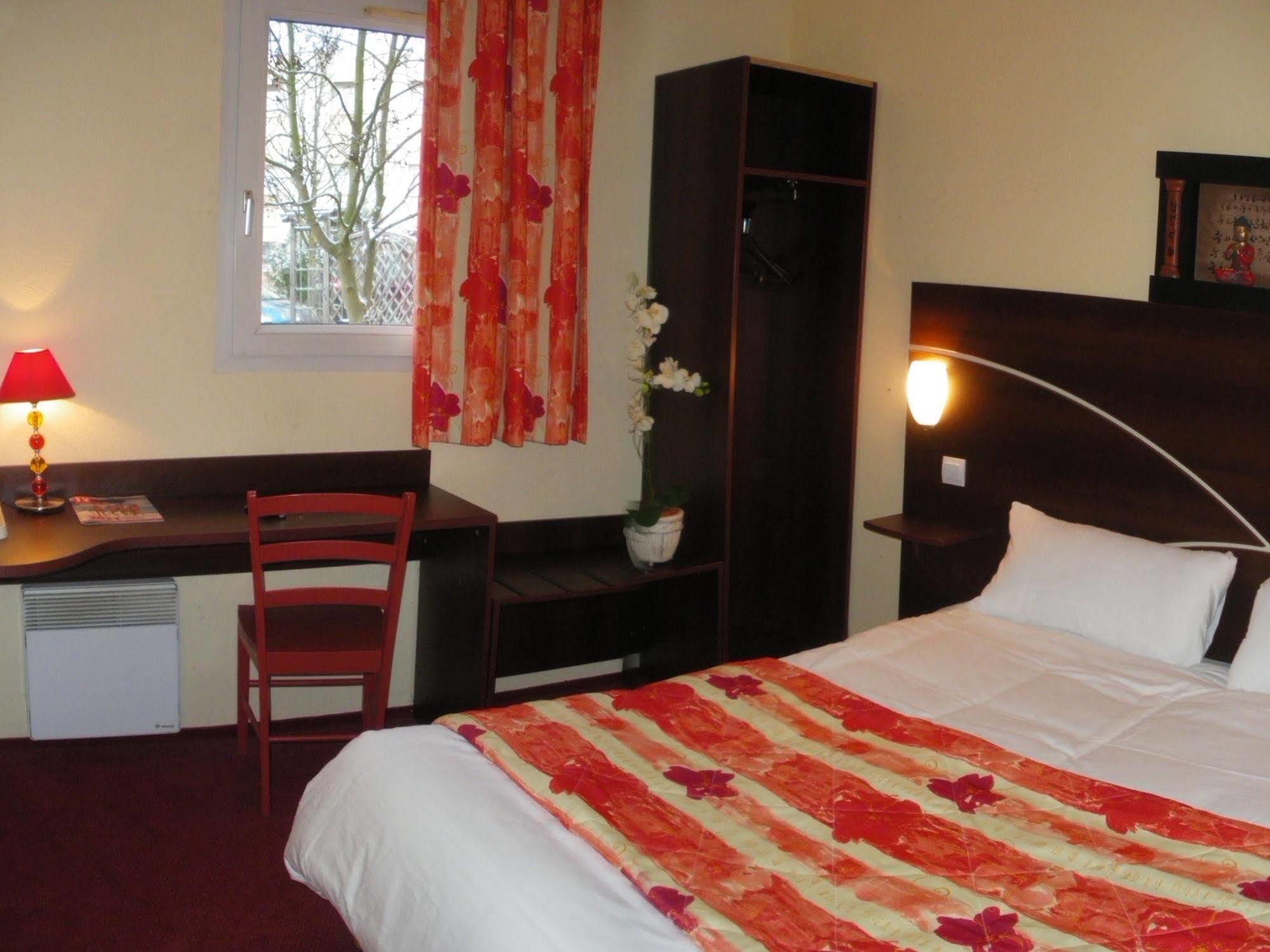 Comfort Hotel Poissy Technoparc Εξωτερικό φωτογραφία