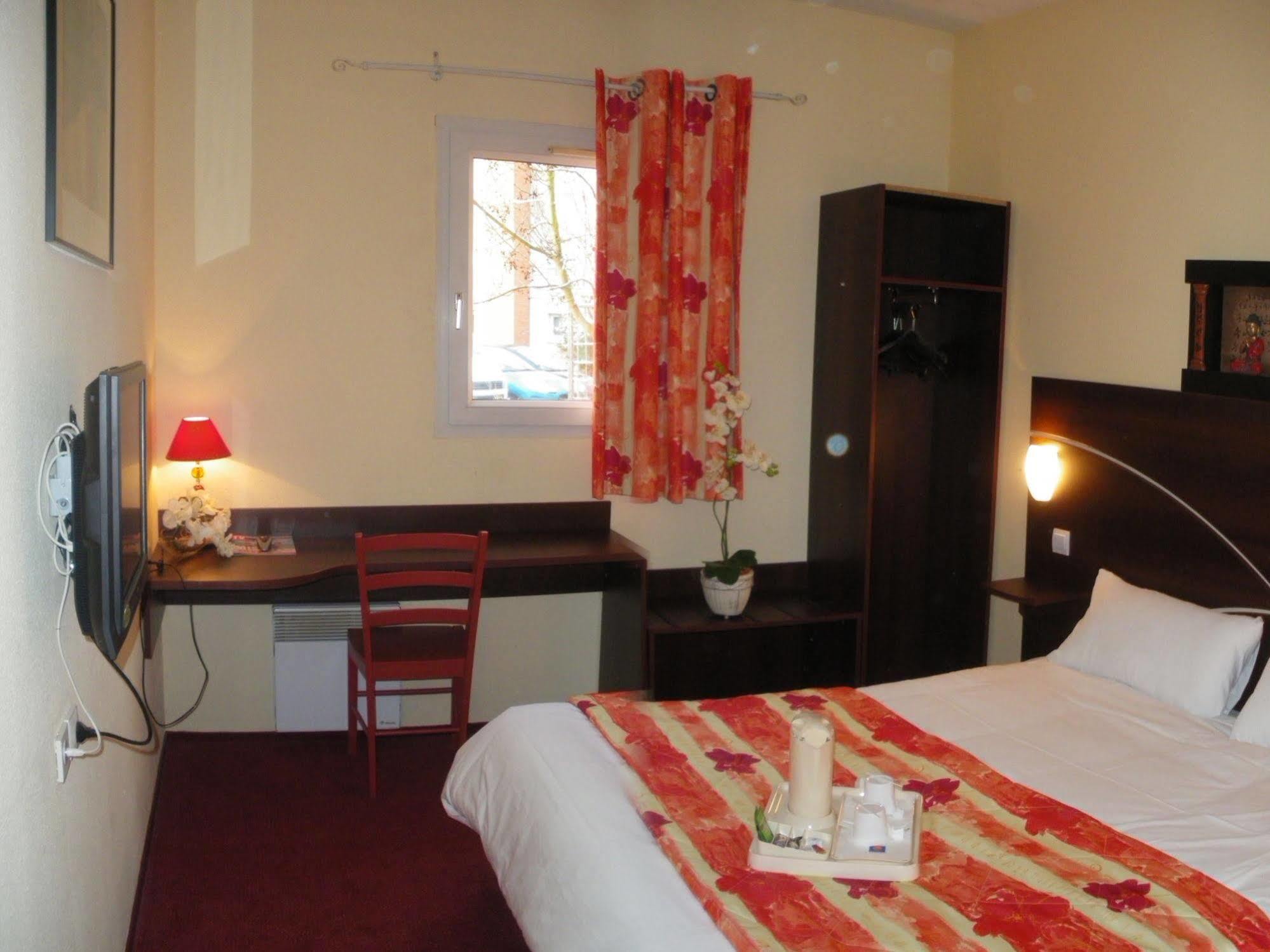 Comfort Hotel Poissy Technoparc Εξωτερικό φωτογραφία